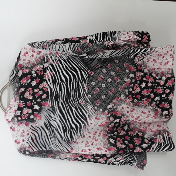 Soft, airy blouse. Fresh print! Northern Reflections. Size L. - Picture 4 of 4